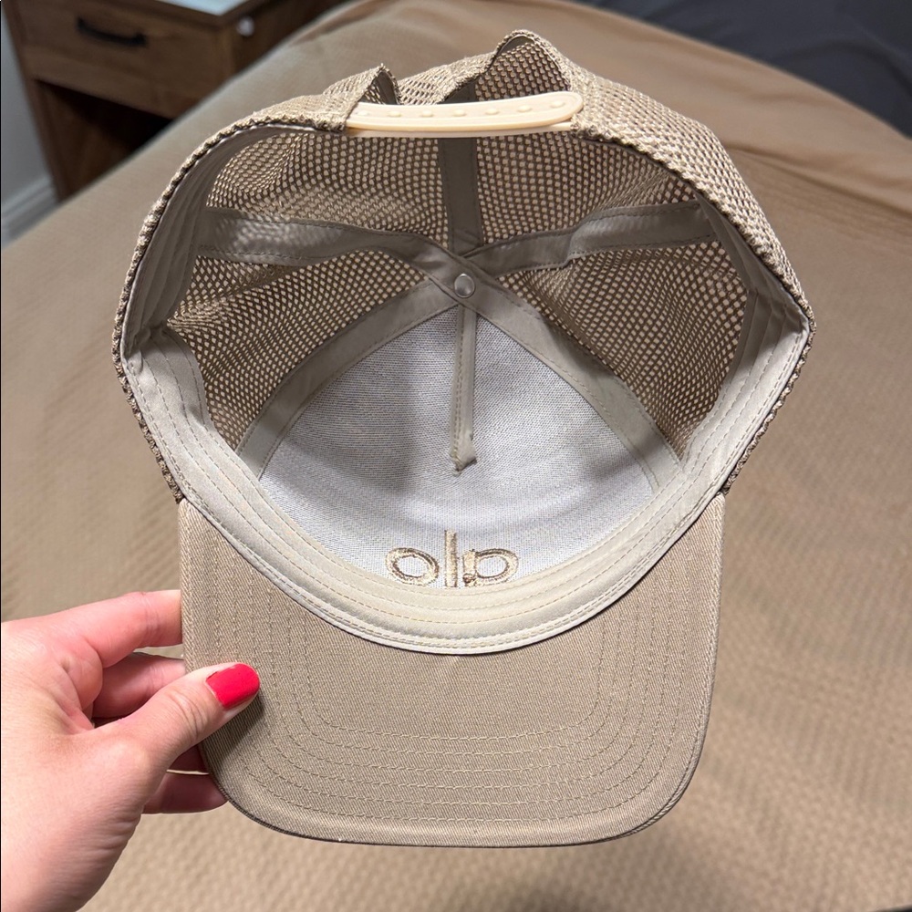 ALO Yoga Men’s Trucker Cap in Tan - Picture 2 of 3